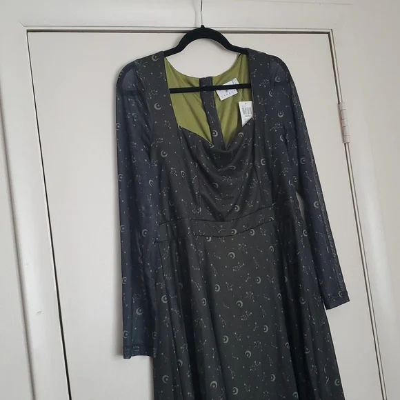 Daisy's Street Gold Constellation Chain Belt Long-sleeve Dress (Plus size) - Picture 3 of 16
